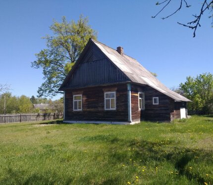 Дом с удобствами в аренду в самом сердце Полесья не далеко от реки! Вітаем усіх, хочам прапанаваць вам драўляную хатку да арэнды ў самым цэнтры беларускага Палесся. Тут вы знойдзеце цішыню і пакой. Вакол вёскі толькі лясы і багны, багатыя на грыбы і ягады, а непадалёк хаты цячэ маляўнічая рака Цна, ў якой да рэчы водзіцца не благая рыба! Гэта тое месца, дзе можна адчуць сапраўднае палесскае вясковае жыццё і яднанне з прыродай, пры гэтым ёсць усе ўмовы для зручнага сучаснага жыцця.