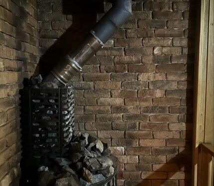 Хотите сбежать от городской суеты? Приглашаем вас отдохнуть в настоящей бане с комфортом загородного дома. У нас есть всё для идеального вечера: Жаркая парная - снимем стресс й усталость за один сеанс. Крытая терраса — наслаждайтесь свежим воздухом в любую погоду, укутавшись в плед с чашкой ароматного чая. • Прохладная купель - для тех, кто любит контрастные процедуры и настоящий драйв. Мангальная зона - готовьте любимые блюда на углях (решетки и шампуры предоставим!). ° Находимся в Коробчицах