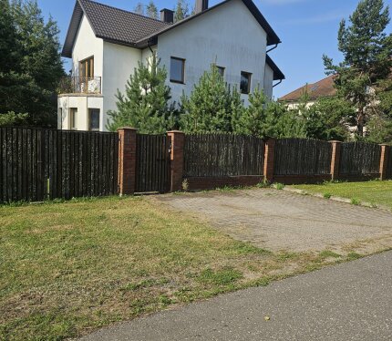 Дом и деревянная баня на участке в тихом живописном месте (Уютный уголКолодищи). На участке присутствуют деревья как хвойные так и плодовые. Баня (150 м.кв.) из деревянного бруса действующая с камином и комнатами отдыха, есть бассейн который законсервирован. Дом под отделку по собственным пожеланиям. Деревянные стеклопакеты. Участок облагорожен. Просторный гараж (60 м.кв.) с подвальным помещением внизу. Подъездные пути асфальтированы, участок огорожен по периметру.