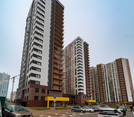 Предлагается в аренду полностью новая квартира с выделенным парковочным местом в крытом паркинге по адресу: г. Минск, проспект Дзержинского, 32.