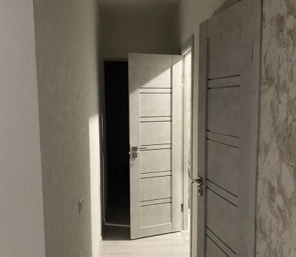 только девушкам ,коммунальные на 3-х,в двух других проживают девушки 