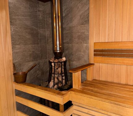 - **Удобства:** Комфортабельная зона отдыха, где можно расслабиться после парной, а также возможность приготовления шашлыков на свежем воздухе. - **Идеально для компании:** Подходит для дружеских встреч, семейных праздников или романтических уикендов TV, Wi-Fi, Беседка, Мангал, Микроволновка, Парковка, Посуда, Фен, Холодильник, Чайник Растопка бани за 3 часа