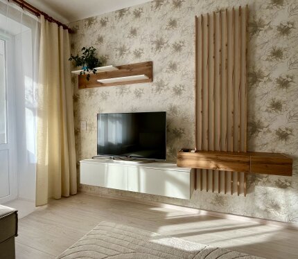 Сдаётся уютная и светлая однокомнатная квартира на Партизанском проспекте. В доме и подъезде выполнен кап.ремонт. 5 этаж, спокойный подъезд. Вся мебель в квартире новая. Имеется вся необходимая техника. Метро в 1 минуте ходьбы от подъезда. Рядом универмаг Беларусь, Т. Ц. Призма, парк, остановки общественного транспорта, на цокольном этаже подъезда - спортзал. В квартире прописан 1 человек. Квартира сдается на длительный срок по договору. Оплата коммунальных + залог за 1 месяц.