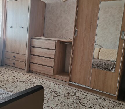 Сдам просторную комнату с большой лоджией девушке, женщине (гражданке РБ). По соседству в двух других комнатах хорошие, доброжелательные люди, но они курят на кухне. Подробности уточняйте по телефону т.к. сообщения не раскроют сути вопроса. 