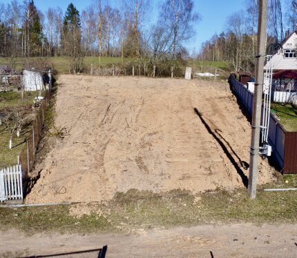 Продается ровный земельный участок в 25 км от г. Логойска, 40 км от МКАД в СТ РОДНИКИ-1. Участок 7,71 соток в частной собственности, 25*45 м по периметру. Установлен электрический щиток со счетчиком. СТ РОДНИКИ-1 находится рядом с г. Логойском, где очень развита инфраструктура: школы, детские сады, магазины, почтовое отделение, банки. Курсируют автобусы, маршрутные такси до г. Минска. Остановка возле СТ.