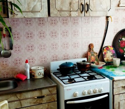 Продается ½ доли в двухкомнатной квартире, просторная комната 11 кв.м. Комната выделена в собственность. Светлая, теплая, окна выходят на улицу.