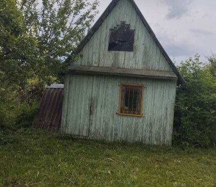 Расположен в 5 минутах ходьбы от железнодорожной станции. На участке растут плодовые деревья. Возможен небольшой торг.