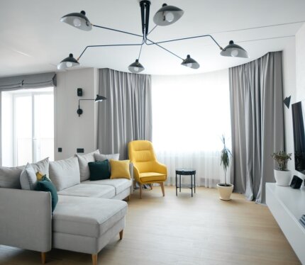 Дизайнерский ремонт, продуманная планировка и высокий уровень комфорта: кухня-гостиная с островом, 2 санузла (ванна и душевая), отдельная гардеробная и кладовая. Премиальная техника (Miele, Liebherr), OLED + домашний кинотеатр, кондиционеры, фильтр воды и встроенный сейф. Полностью готова к комфортному проживанию.