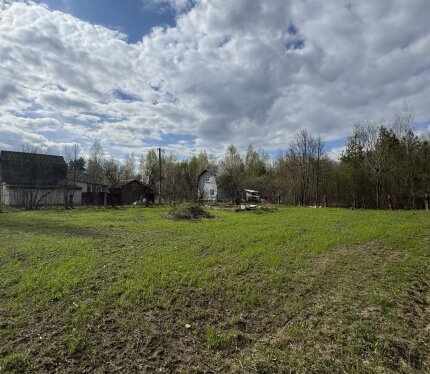 Красивый и аккуратный участок на фоне березовой рощи и яблоневого сада.Участок полностью выровнен, перепахан и посажена трава. Первый год только всхожесть. На участке фундамент для садового дома размером 8х8. Вода сезонная. Столб электрический в 5-и метрах от участка. На перспективу можно договориться с соседом по продаже его дома с участком и в итоге будет 18 соток. На участок отдельный подъезд, калитка в яблоневый сад. Тихое и уютное место. Рядом грибной лес.10 минут пешком до электрички.