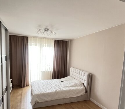 Сдаю отдельную просторную комнату в центре города с мебелью и всей необходимой бытовой техникой, метро рядом, под ключ.