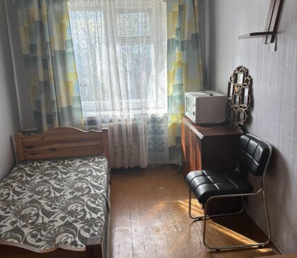 Продается выделенная комната 12. 2м2 в коммунальной квартире. В квартире три собственника, все благополучные и доброжелательные. Квартира в хорошем состоянии,малонаселенная и тихая. Прекрасный вариант для старта в Минске или для сдачи в аренду. Тихий район в центре, рядом парк Дружбы Народов, в пешей доступности строятся две станции метро.