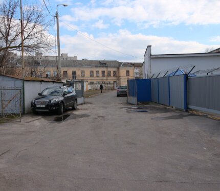 Продается кирпичный гараж (21 м.кв.) в гаражном кооперативе по ул. Советская, 27Д (в районе цирка за телебашней, между ул. Парижской Коммуны и ул. Портовой). В элитном гаражном кооперативе всего 14 гаражей. Асфальтированный подъезд. Огороженная территория. Подведено электричество. Гараж в два уровня с забетонированным подвалом 21 м.кв. В подвале всегда сухо! Это прекрасная альтернатива паркингам в многоквартирных домах, т.к. это место не только для хранения личного автомобиля, но и нужных в хоз