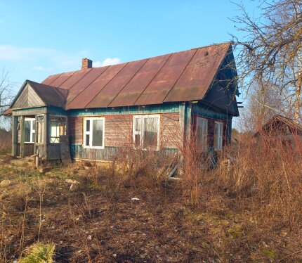Дом приобретён под восстановление, планы поменялись, в связи с решением строить новый. Дом расположен в конце деревни, тихое место для уединения. За домом сразу лес, рядом река Ольшанка. Вблизи достопримечательная деревня Вишнево в красивыми православным и католическим храмами. А также знаменитой сельской дискотекой 90-х) Дом требует ремонта внутри и снаружи Дополнительная информация по номеру телефона, все расскажем подробно