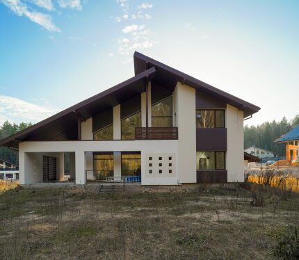 Продаётся коттедж в уникальном месте. Расположен в жилой современной коттеджной застройке, в живописной местности, в окружении лесного массива, в природоохранной зоне. Рядом Дубровское водохранилище и река Усяжа. Деревня Губичи. Логойское направление. Около 20 км от МКАД. Дом под чистовую отделку, двухэтажный, с монолитным фундаментом, стены из блоков 400 мм, перекрытия железобетонные. Кровля – гибкая черепица. Окна – экологичные алюминиевые Алютех.