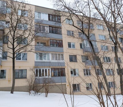 Продается комната (доля 42/100) в самом центре города возле метро. В квартире в местах общего пользования и на кухне сделан хороший ремонт. Комната готова к воплощению ваших задумок. Высокий первый этаж, окно выходит в тихий двор, имеется лоджия. Отличное расположение дома - все рядом. Магазины, кафе, большой кинотеатр, спортзалы, школы, много транспорта, 15 минут до набережной.