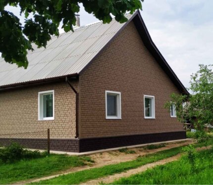 Домик в деревне Нарочь. Подходит для отдыха и командировочных. 5 отдельных спальных мест. Размещение до 8 человек.