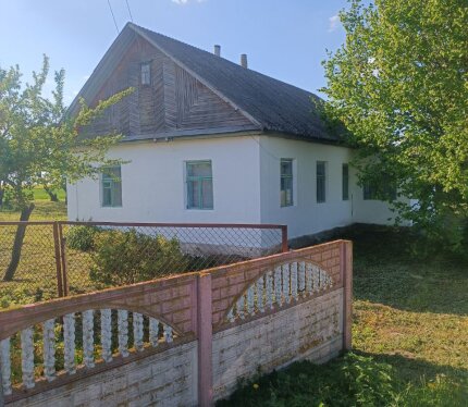 Продам дом с участком, частная собственность. Дом готов к проживанию, используется как дача. Стены из шлакобетона. Туалет на улице, вода-колодец, электричество есть, отопление печное. Есть гараж, хоз.постройки. Участок ровный, дорога к дому асфальтирована. Недалеко от дома есть река, лес, охотничьи угодья. Возможен торг при осмотре.