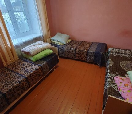 Сдам 4х комнатный дом с центральным отоплением на длительный период. Район военного городка. Рядом евроопт, кинотеатр. Цена договорная. Все условия для комфортного проживания. Без животных и детей. К стоимости + оплата коммунальных услуг.