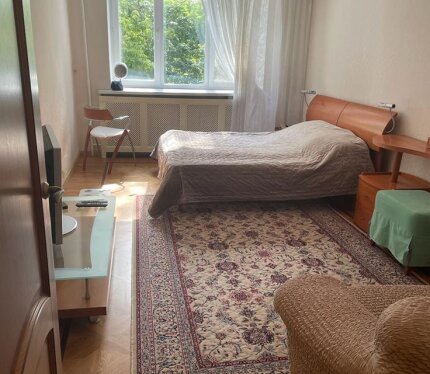 Сдам уютную комнату с удобствами в 2комн квартире одной девушке, пожалуйста предварительно перед согласованием просмотра напишите коротко о себе информацию, в другой комнате так же проживает порядочный работающий человек, проживание без хозяев.