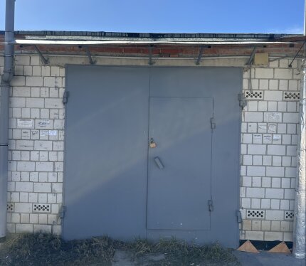 Продам капитальный гараж в гспк16, район Волотова. Ворота высокие, подойдут для буса. Есть яма. Электричество подведено. При продаже, все из гаража уберется. По всем вопросам звоните, спрашивайте. 