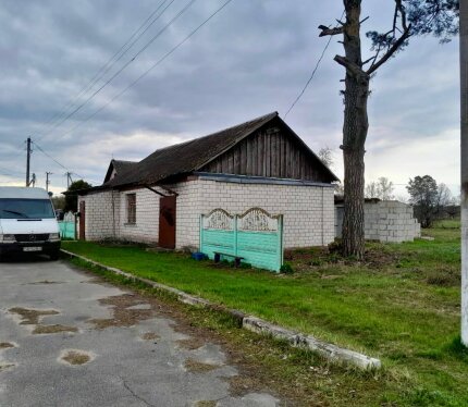 Продается территория 3,5 сотки Здание магазина 60м.кв. Здание склада 50м.кв.