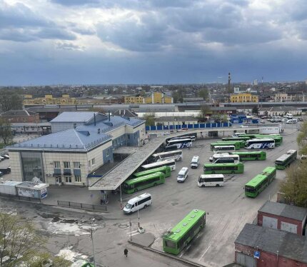 В продаже просторная трехкомнатная квартира общей площадью 63,4 кв м в 9-тиэтажном кирпичном доме в самом центре Гомеля по ул. Курчатова,9.Неугловая, окна выходят на 2 стороны дома, из окон открывается прекрасный вид на городской автовокзал, и с другой стороны на новую детскую площадку во дворе. Квартире требует ремонта, заменены 2 оконных блока в зале и спальне на профиль ПВХ, есть приборы учета воды, газа, домофон, подвал, есть технический этаж над нашим этажом.