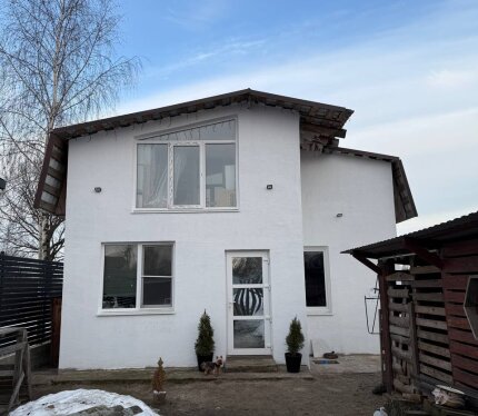 Продается объект в частном секторе Гомеля, ул. Старая Волотова Продается частный объект недвижимости с незавершенным строительством в тихом, живописном районе Гомеля, рядом с рекой и лесом, с полной инфраструктурой поблизости. Объект состоит из двух функционально разделенных участков: 