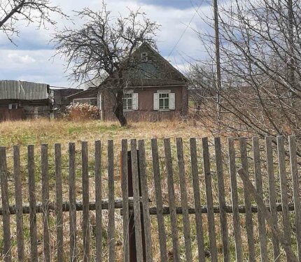 Участок 25 соток Рядом Березинский заповедник и река Березина На участке стоит дом и 2 хоз.постройки Вся подробная информация по телефону Торг уместен