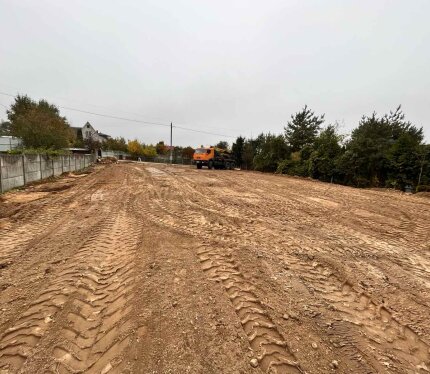 Земельный участок 11 соток 3 км от МКАД продается. До города "рукой подать". Электричество щиток на 10кв. Газовая труба проходит по улице. Садовое товарищество планирует в ближайшее время переходить в город и будет частным сектором. Интернет-оптоволокно. Проведены работы по геологии и геодезии, топограф.съемка, есть проект дома. Участок подготовлен под строительство: выровнен, подсыпан песком пгс. Огорожен забором с 3-х сторон, асфальт до участка, на въезде в СТ - шлагбаум. 10-я улица, 176 уч.