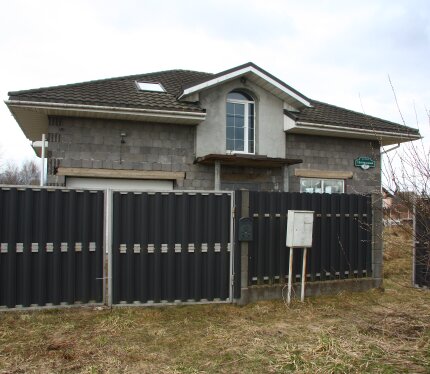 Продается дом в а/г Лошаны, всего в 16 км от МКАД по скоростной трассе в направлении Молодечно. Дом расположен в километре от трассы, рядом с комплексом "Линия Сталина". К дому ведёт асфальтовая дорога. Недалеко проходит МКАД2. Есть все коммуникации: Центральное водоснабжение, газоснабжение, электричество 3Ф-10 кВт, собственный септик, договор на вывоз мусора. В доме частичная отделка и мебель. На участке есть бассейн с системой фильтрации и подогревом. Есть фундамент под баню.