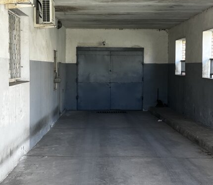 Сдам просторное машино-место (22 кв. м.) в подземном паркинге в аренду на длительный срок. Есть возможность хранения второго комплекта шин. Места для парковки более чем достаточно. Коммунальные включены в стоимость!