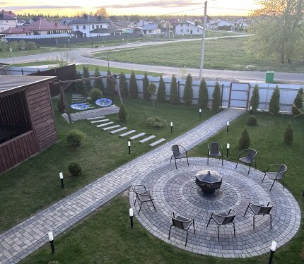 Русская парная на дровах; Большой бассейн (5*3)с подсветкой, подогревом воды. Отдельная душевая, подвесная кадка с холодной водой; На первом этаже зона отдыха с кухней, бытовой техникой; На втором этаже оборудована комната отдыха с профессиональной акустикой, аудио аппаратурой, есть караоке, два микрофона, мягкая мебель; Работаем круглосуточно по предварительной записи; Посуточная и почасовая аренда. 