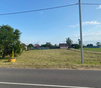 Участок 20 соток в Слуцком направлении, 30 км от МКАД. Ровный, по границе участка идут коммуникации (газ, вода, электричество).