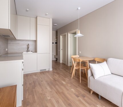 Двухкомнатная квартира по адресу: ул. Леонида Левина, дом 7! Квартира полностью укомплектована всей необходимой мебелью и техникой (посудомоечная машина, кондиционер, водонагреватель, стиральная машина, холодильник). В квартире есть вместительная гардеробная. Квартира сдается только на длительный срок. По всем вопросам обращаться по номеру, что указан в объявлении!