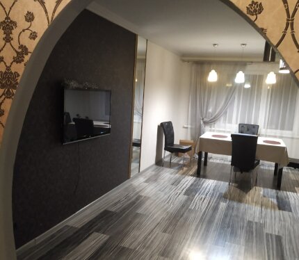 Сдается трёхкомнатная квартира Связистов ул. 11. Этаж: 7, 2 застекленные лоджии. Обустройство гостиной, спальни и детской комнаты продумано в деталях. Входная металлическая дверь, в оконных проёмах установлены стеклопакеты с профилем ПВХ. Установлено два встроенных шкафа - купе. Встроенная кухня со встроенной бытовой техникой (варочная поверхность, духовой шкаф, вытяжка). Установлены пассажирский и грузопассажирский лифты, видеонаблюдение, парковка. Сдается с 20 чисел апреля.