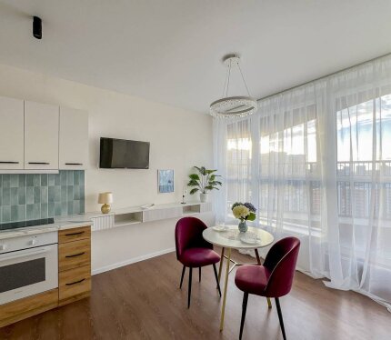 Комфортная квартира с ремонтом и мебель, возле метро, с видом!