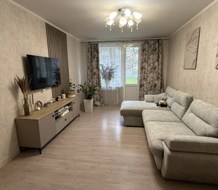 3комн.ЧЕШКА от собственника, не хрущевка, не угловая, приватиз, раздельные комнаты, двери массив, стеклопакеты, ламинат, большая кухня, раздель.с/у, большая застекл.лоджия, новая проводка, стены и потолки выровнены. Спокойный район, зеленая зона. 100м: Гимназия 1 (к ней относимся). 200м: РКЦ, Беларусбанк, Амбулатория, магазины продуктов и одежды, сады, аптеки, остановка транспорта, две новые спортивные воркаут площадки. В шаг.доступности:ФОК Н2О с самым большим бассейном, пляж Фатинского залива