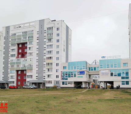 Дом 2015 года постройки. Квартира расположена на первом этаже десятиэтажного жилого дома. Общая площадь квартиры 83.5 м2. Окна выходят на две стороны дома. Функциональная планировка : большая кухня , три раздельные комнаты, просторный совмещённый санузел ( перепланировка согласована), также предусмотрен ещё одни гостевой санузел. Имеются согласованные проекты на перепланировку ( в том числе под помещение коммерческого назначения).