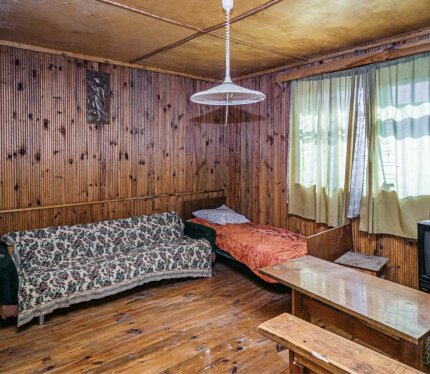 чудесное место , рядом Дудутки, 37 км до Минска, рядом водоём, деревня, магазин , видеонаблюдение , за забором лес, участок без уклона , 3 комнаты внизу, 2 вверху , газовое отопление , вода , гараж, подвал, баня, но давно не жили в доме, надо приложить руки. 