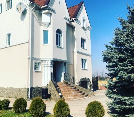 Рядом заповедник, недалеко водоем, кафе Дедова Карчма, сауна и бассейн внутри дома, бильярд