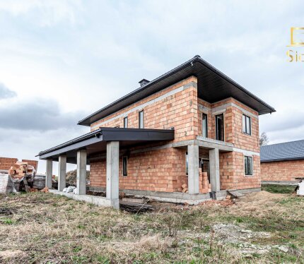 Дом в 25 км от МКАД. деревня Дубище, Узденский р-н, Озерский с/с, Слуцкое направление. Минская область. Участок 12 соток, в частной собственности. Дом 13,7 * 13,7 метров и дополнительно фундамент на гостевой дом/баню на 79,31 кв.м. Площадь общая дома 205,02 кв.м., жилая 104,6 кв.м. (5 раздельных комнат, терраса с выходом из кухни-гостинной, навес для 2х автомобилей).