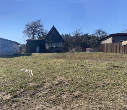 Дачный участок в центре Ратомки (СТ Спорт) 4.1 сотки, участок ровный, ухожен. На участке имеется не большая постройка. 5 минут ходьбы от общественного транспорта. В товариществе многие живут постоянно-в снегопад улица очищается. Высокое живописное место рядом с лесным массивом. Электричка 3 км от ЖД станции Ратомка. В поселке Ратомка есть вся инфроструктура. 7 км от Минска.