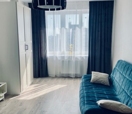 Сдается 1-комнатная квартира в новостройке с машиноместом на паркинге. Есть вся необходимая мебель и техника ( стиральная машина, чайник, телевизор, микроволновая печь) для проживания. Коммунальные платежи невысокие ( прописан человек). Метро Каменная горка в 5 мин ходьбы. Развитая инфраструктура: магазины Грин, Алми, Дионис, Материк. Оформление по договору. Залог за 1 месяц. Квартиру можно снять с 19 апреля 2026.