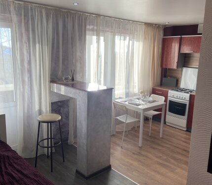 Квартира находится в самом центре Витебска,не требует вложений,продается с мебелью и техникой,готовый бизнес для посуточной аренды,прекрасно подходит для сдачи в долгосрочную аренду или для проживания.На все интересующие вопросы отвечу в сообщениях или по телефону с 9-00 до 21-00.Агентством не беспокоить.