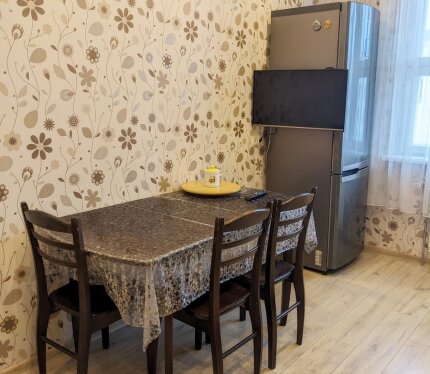 Трехкомнатная квартира. Готова к заселению. Сдам семье, без домашних животных. Оборудована современной бытовой техникой и мебелью, системами хранения. При заселении вносится арендная плата за месяц + залог за сохранность имущества в размере месячной аренды. Коммунальные платежи оплачивает арендатор. В шаговой доступности школа и детские сады, торговые центры, аптеки, детская поликлиника. Хорошее транспортное сообщение — до метро «Каменная горка» всего 10 минут.