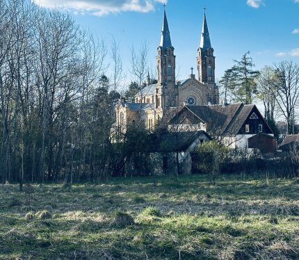 1-2 Га в сосновом бору у реки! Частная собственность (100 соток + право выкупа еще 100). Белогруда , личные охотничьи угодья и родовые поместья Радзивиллов , одной из самых богатых магнатских семей в истории Европы . Газ 50 м, асфальт до ворот. На участке взрослый лес, приходят косули. В шаговой доступности костел 1905 г.,р. Дитва, озера Дубчаны и площадка байк-феста (лагерь «Березка»). Есть дом под реконструкцию. 12 км от Лиды, 30 км от границы ЕС. Идеально под поместье или агроусадьбу