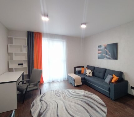 Сдам в аренду на длительный срок квартиру в районе Минск-Мир. Собственник, прописан 1 человек, невысокая квартплата. В квартире есть всё необходимое для комфортного проживания. До станции метро Аэродромная и торгово-развлекательного центра Авиамолл 7 минут пешком.