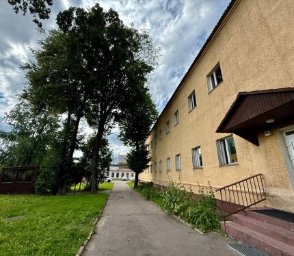 Офис 31,9 кв.м. на 1 этаже. пер. Северный, 13 - 5 минут пешком до метро пл. Богушевича. Своя закрытая парковка. Есть аренда складов и производств.