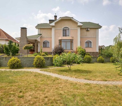 Продается коттедж в д. Тарасово, Школьный 3-й пер. Прекрасно развита инфраструктура. Асфальтированная дорога до самого дома. Живописный природный ландшафт. Все коммуникации. Свежий ремонт из качественных материалов. Дом построен по оригинальному проекту. Общая площадь по СНБ 523,5 кв.м. Имеет три уровня, шесть комнат (четыре спальни), три санузла. На первом этаже просторный зал с камином составляют единое пространство с кухней и столовой. В цокольном этаже сауна и бассейн.