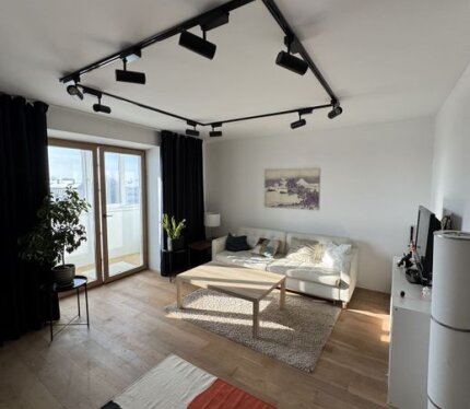 Сделан современный дизайнерский ремонт в 2024 г. новая техника. Хорошая планировка , две больших утепленные лоджии. Кухня полностью укомплектована новой техникой. Холодильник , посудомоечная машина, газовая плита , духовка , фильтр для очистки воды. Панорамные окна в гостиной. 2 кондиционера , Двери из массива дерева ,пол доска из дуба. Квартира полностью готова к проживанию , заменена вся электропроводка , металлическая дорогая входная дверь. Агенства прошу не беспокоить